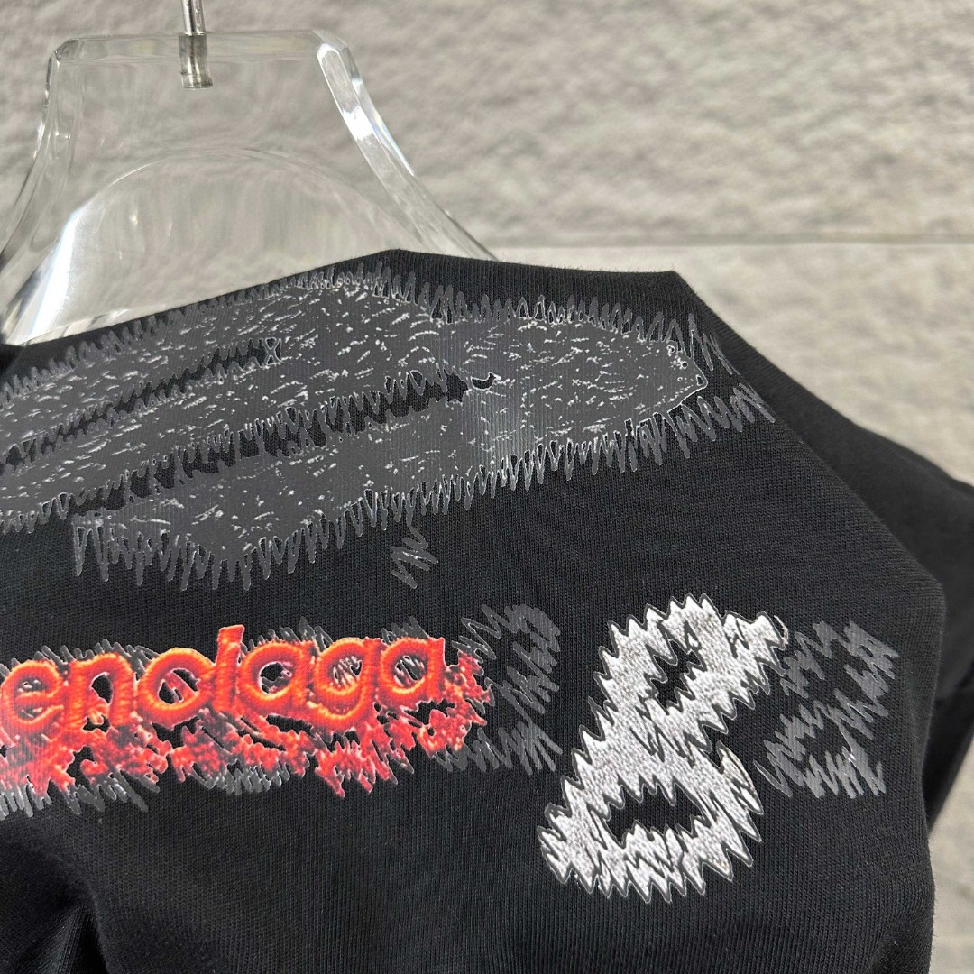 P80 Balenciaga*巴黎*2026 春夏新款短袖t恤 经典 立体刺绣+烫画工艺 定制双纱平纹纯棉面料 男女同款 颜色：黑色 白色 尺码： S （90-130斤） M （120-150斤） L （140-165斤） XL （160-180斤） XXL （180-210斤）