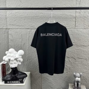 P80 Balenciaga*巴黎*2026 春夏新款短袖t恤 经典 立体烫钻工艺 定制双纱平纹纯棉面料 男女同款 颜色：黑色 白色 安哥拉红色 尺码： S （90-130斤） M （120-150斤） L （140-165斤） XL （160-180斤） XXL （180-210斤）
