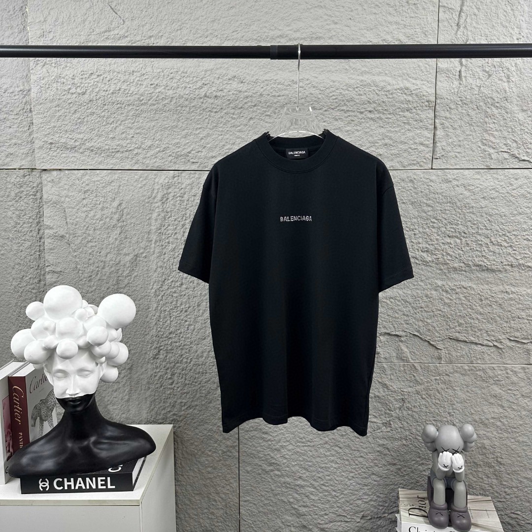 P80 Balenciaga*巴黎*2026 春夏新款短袖t恤 经典 立体烫钻工艺 定制双纱平纹纯棉面料 男女同款 颜色：黑色 白色 安哥拉红色 尺码： S （90-130斤） M （120-150斤） L （140-165斤） XL （160-180斤） XXL （180-210斤）