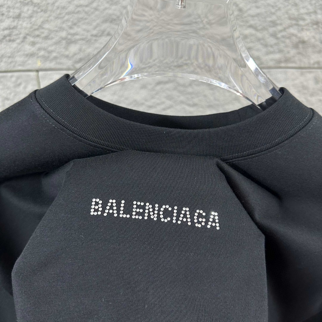 P80 Balenciaga*巴黎*2026 春夏新款短袖t恤 经典 立体烫钻工艺 定制双纱平纹纯棉面料 男女同款 颜色：黑色 白色 安哥拉红色 尺码： S （90-130斤） M （120-150斤） L （140-165斤） XL （160-180斤） XXL （180-210斤）