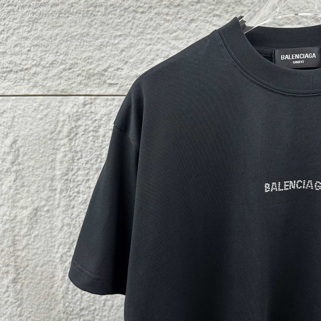 P80 Balenciaga*巴黎*2026 春夏新款短袖t恤 经典 立体烫钻工艺 定制双纱平纹纯棉面料 男女同款 颜色：黑色 白色 安哥拉红色 尺码： S （90-130斤） M （120-150斤） L （140-165斤） XL （160-180斤） XXL （180-210斤）