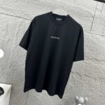 P80 Balenciaga*巴黎*2026 春夏新款短袖t恤 经典 立体烫钻工艺 定制双纱平纹纯棉面料 男女同款 颜色：黑色 白色 安哥拉红色 尺码： S （90-130斤） M （120-150斤） L （140-165斤） XL （160-180斤） XXL （180-210斤）