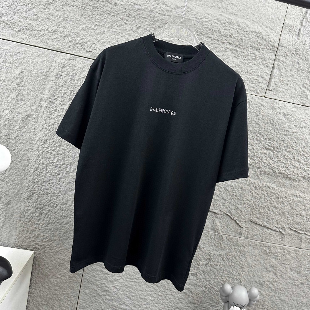 P80 Balenciaga*巴黎*2026 春夏新款短袖t恤 经典 立体烫钻工艺 定制双纱平纹纯棉面料 男女同款 颜色：黑色 白色 安哥拉红色 尺码： S （90-130斤） M （120-150斤） L （140-165斤） XL （160-180斤） XXL （180-210斤）