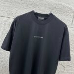 P80 Balenciaga*巴黎*2026 春夏新款短袖t恤 经典 立体烫钻工艺 定制双纱平纹纯棉面料 男女同款 颜色：黑色 白色 安哥拉红色 尺码： S （90-130斤） M （120-150斤） L （140-165斤） XL （160-180斤） XXL （180-210斤）