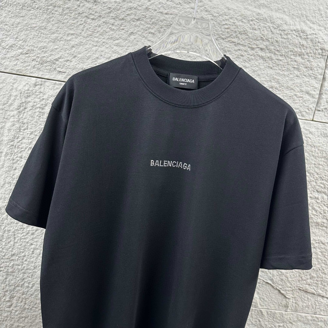 P80 Balenciaga*巴黎*2026 春夏新款短袖t恤 经典 立体烫钻工艺 定制双纱平纹纯棉面料 男女同款 颜色：黑色 白色 安哥拉红色 尺码： S （90-130斤） M （120-150斤） L （140-165斤） XL （160-180斤） XXL （180-210斤）