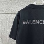 P80 Balenciaga*巴黎*2026 春夏新款短袖t恤 经典 立体烫钻工艺 定制双纱平纹纯棉面料 男女同款 颜色：黑色 白色 安哥拉红色 尺码： S （90-130斤） M （120-150斤） L （140-165斤） XL （160-180斤） XXL （180-210斤）