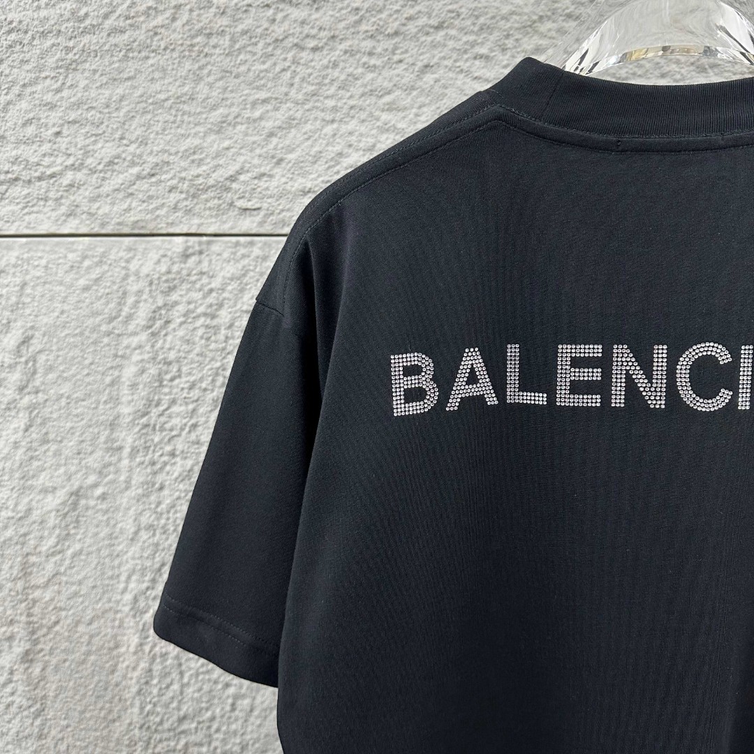 P80 Balenciaga*巴黎*2026 春夏新款短袖t恤 经典 立体烫钻工艺 定制双纱平纹纯棉面料 男女同款 颜色：黑色 白色 安哥拉红色 尺码： S （90-130斤） M （120-150斤） L （140-165斤） XL （160-180斤） XXL （180-210斤）