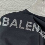 P80 Balenciaga*巴黎*2026 春夏新款短袖t恤 经典 立体烫钻工艺 定制双纱平纹纯棉面料 男女同款 颜色：黑色 白色 安哥拉红色 尺码： S （90-130斤） M （120-150斤） L （140-165斤） XL （160-180斤） XXL （180-210斤）