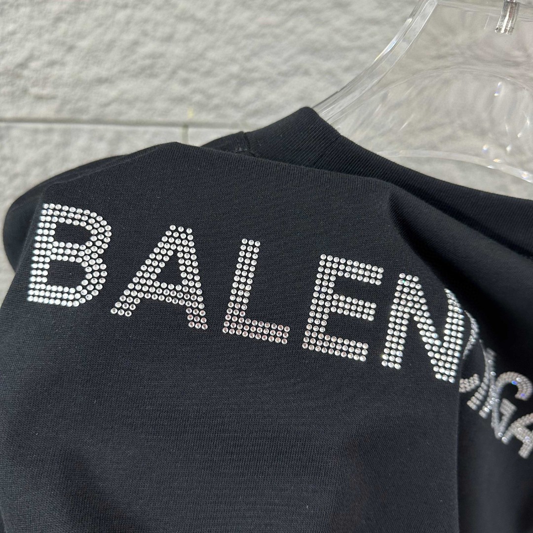 P80 Balenciaga*巴黎*2026 春夏新款短袖t恤 经典 立体烫钻工艺 定制双纱平纹纯棉面料 男女同款 颜色：黑色 白色 安哥拉红色 尺码： S （90-130斤） M （120-150斤） L （140-165斤） XL （160-180斤） XXL （180-210斤）