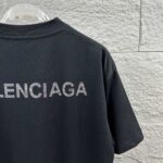 P80 Balenciaga*巴黎*2026 春夏新款短袖t恤 经典 立体烫钻工艺 定制双纱平纹纯棉面料 男女同款 颜色：黑色 白色 安哥拉红色 尺码： S （90-130斤） M （120-150斤） L （140-165斤） XL （160-180斤） XXL （180-210斤）