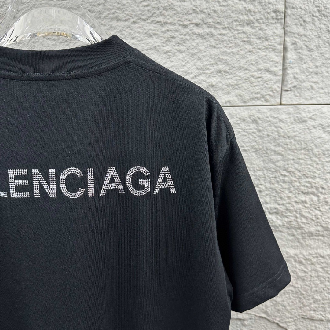P80 Balenciaga*巴黎*2026 春夏新款短袖t恤 经典 立体烫钻工艺 定制双纱平纹纯棉面料 男女同款 颜色：黑色 白色 安哥拉红色 尺码： S （90-130斤） M （120-150斤） L （140-165斤） XL （160-180斤） XXL （180-210斤）