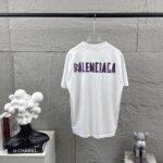 P80 Balenciaga*巴黎*2026 春夏新款短袖t恤 经典 立体厚板硅胶工艺 定制双纱平纹纯棉面料 男女同款 颜色：黑色 白色 安哥拉红色 尺码： S （90-130斤） M （120-150斤） L （140-165斤） XL （160-180斤） XXL （180-210斤）