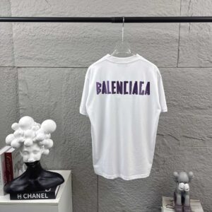P80 Balenciaga*巴黎*2026 春夏新款短袖t恤 经典 立体厚板硅胶工艺 定制双纱平纹纯棉面料 男女同款 颜色：黑色 白色 安哥拉红色 尺码： S （90-130斤） M （120-150斤） L （140-165斤） XL （160-180斤） XXL （180-210斤）