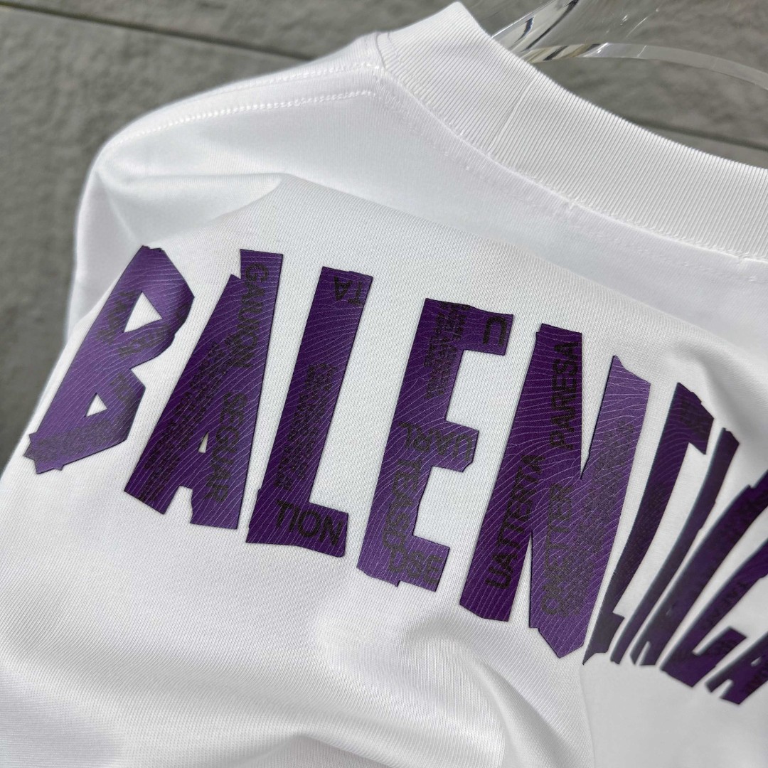 P80 Balenciaga*巴黎*2026 春夏新款短袖t恤 经典 立体厚板硅胶工艺 定制双纱平纹纯棉面料 男女同款 颜色：黑色 白色 安哥拉红色 尺码： S （90-130斤） M （120-150斤） L （140-165斤） XL （160-180斤） XXL （180-210斤）