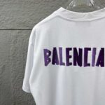 P80 Balenciaga*巴黎*2026 春夏新款短袖t恤 经典 立体厚板硅胶工艺 定制双纱平纹纯棉面料 男女同款 颜色：黑色 白色 安哥拉红色 尺码： S （90-130斤） M （120-150斤） L （140-165斤） XL （160-180斤） XXL （180-210斤）