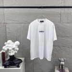 P80 Balenciaga*巴黎*2026 春夏新款短袖t恤 经典 立体厚板硅胶工艺 定制双纱平纹纯棉面料 男女同款 颜色：黑色 白色 安哥拉红色 尺码： S （90-130斤） M （120-150斤） L （140-165斤） XL （160-180斤） XXL （180-210斤）