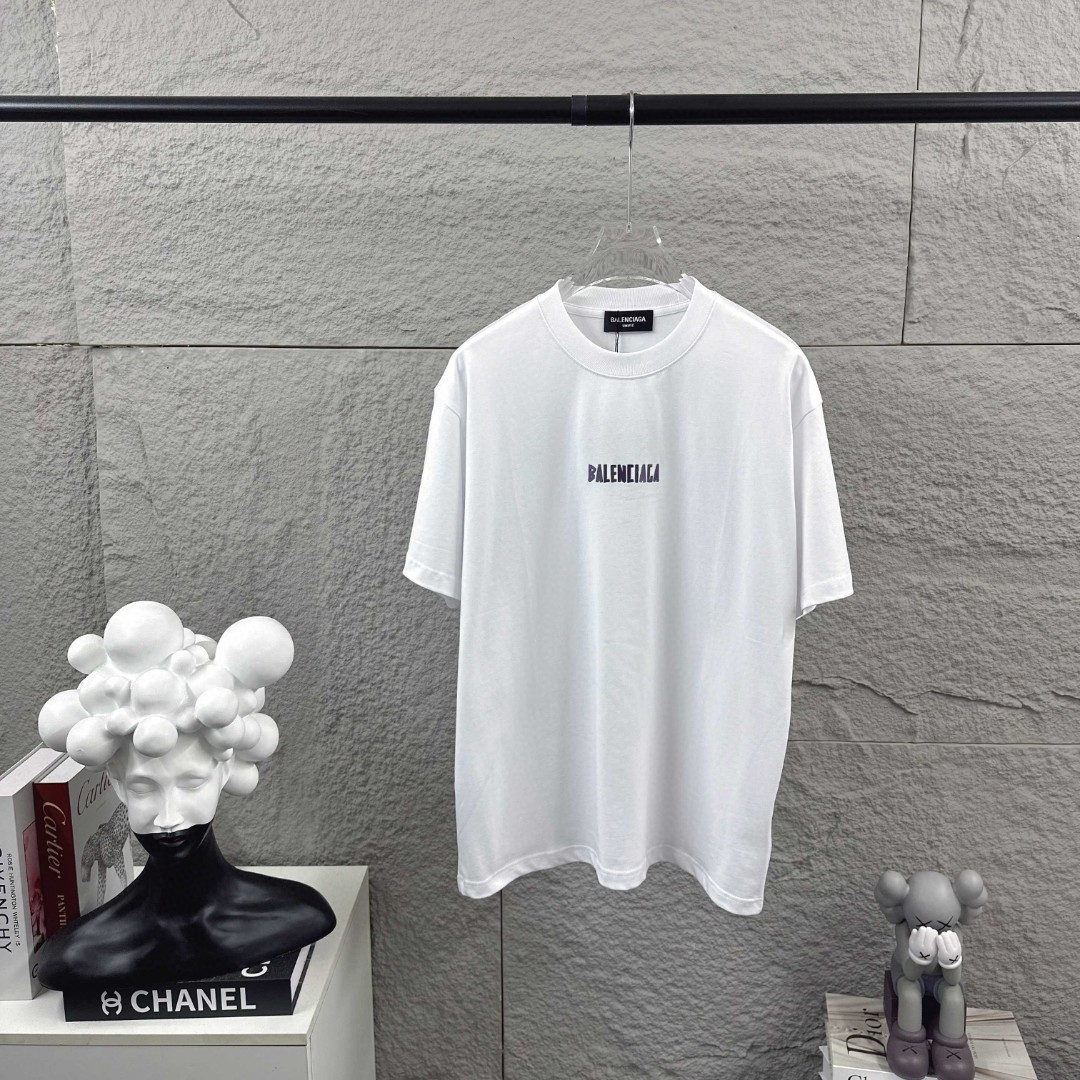 P80 Balenciaga*巴黎*2026 春夏新款短袖t恤 经典 立体厚板硅胶工艺 定制双纱平纹纯棉面料 男女同款 颜色：黑色 白色 安哥拉红色 尺码： S （90-130斤） M （120-150斤） L （140-165斤） XL （160-180斤） XXL （180-210斤）