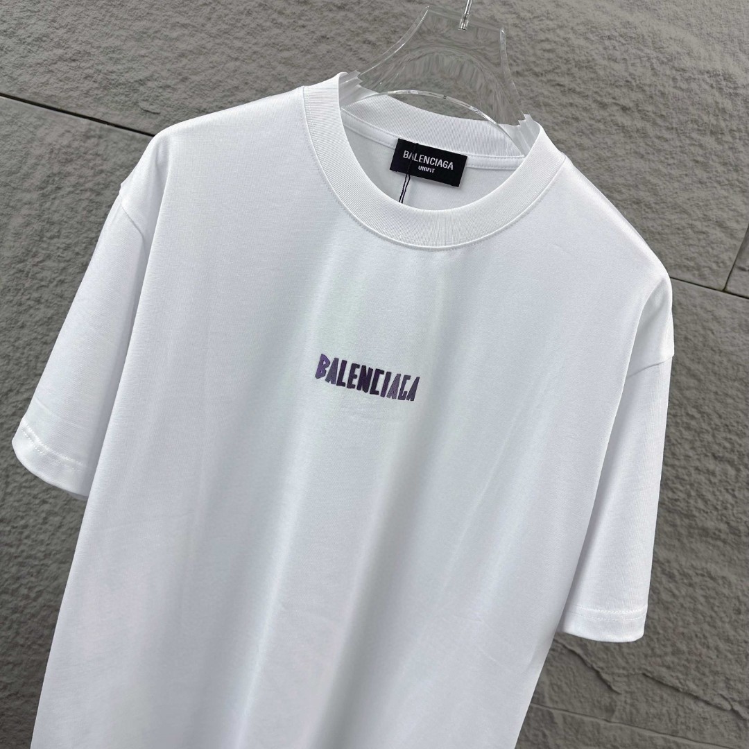 P80 Balenciaga*巴黎*2026 春夏新款短袖t恤 经典 立体厚板硅胶工艺 定制双纱平纹纯棉面料 男女同款 颜色：黑色 白色 安哥拉红色 尺码： S （90-130斤） M （120-150斤） L （140-165斤） XL （160-180斤） XXL （180-210斤）