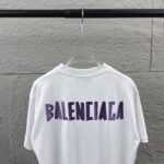 P80 Balenciaga*巴黎*2026 春夏新款短袖t恤 经典 立体厚板硅胶工艺 定制双纱平纹纯棉面料 男女同款 颜色：黑色 白色 安哥拉红色 尺码： S （90-130斤） M （120-150斤） L （140-165斤） XL （160-180斤） XXL （180-210斤）