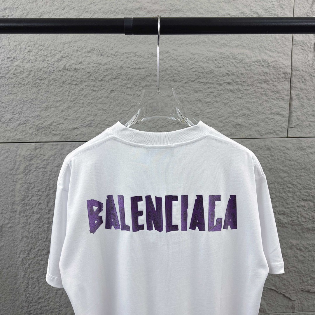P80 Balenciaga*巴黎*2026 春夏新款短袖t恤 经典 立体厚板硅胶工艺 定制双纱平纹纯棉面料 男女同款 颜色：黑色 白色 安哥拉红色 尺码： S （90-130斤） M （120-150斤） L （140-165斤） XL （160-180斤） XXL （180-210斤）