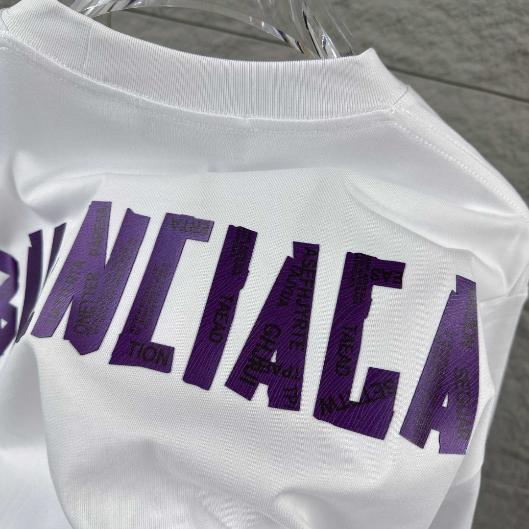 P80 Balenciaga*巴黎*2026 春夏新款短袖t恤 经典 立体厚板硅胶工艺 定制双纱平纹纯棉面料 男女同款 颜色：黑色 白色 安哥拉红色 尺码： S （90-130斤） M （120-150斤） L （140-165斤） XL （160-180斤） XXL （180-210斤）