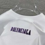 P80 Balenciaga*巴黎*2026 春夏新款短袖t恤 经典 立体厚板硅胶工艺 定制双纱平纹纯棉面料 男女同款 颜色：黑色 白色 安哥拉红色 尺码： S （90-130斤） M （120-150斤） L （140-165斤） XL （160-180斤） XXL （180-210斤）