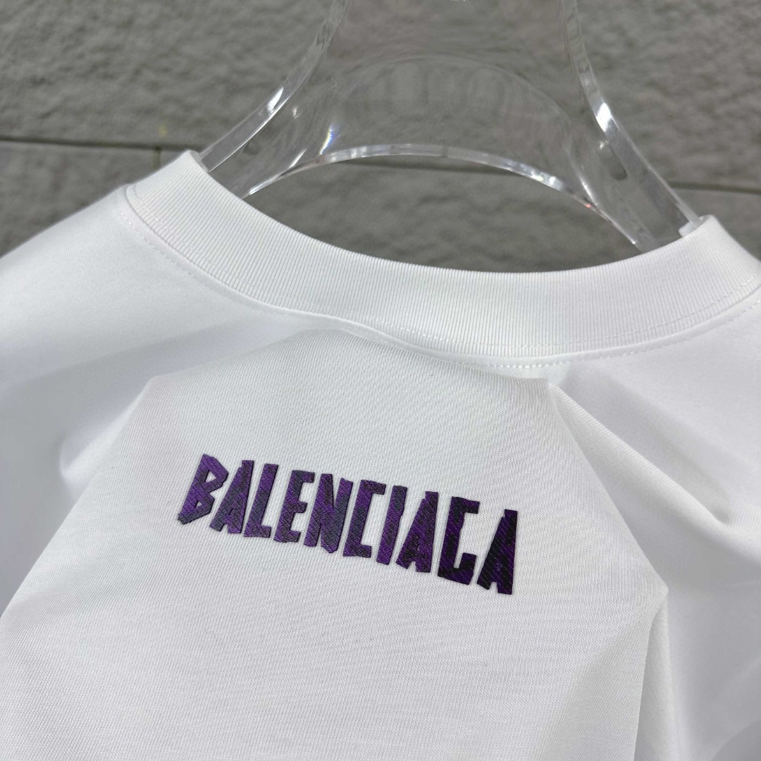P80 Balenciaga*巴黎*2026 春夏新款短袖t恤 经典 立体厚板硅胶工艺 定制双纱平纹纯棉面料 男女同款 颜色：黑色 白色 安哥拉红色 尺码： S （90-130斤） M （120-150斤） L （140-165斤） XL （160-180斤） XXL （180-210斤）