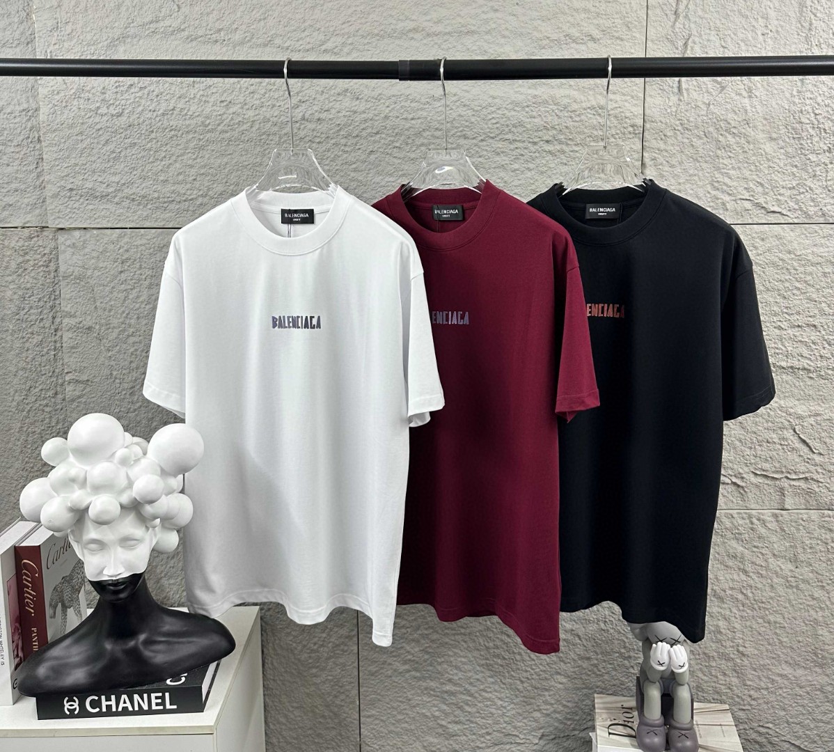 P80 Balenciaga*巴黎*2026 春夏新款短袖t恤 经典 立体厚板硅胶工艺 定制双纱平纹纯棉面料 男女同款 颜色：黑色 白色 安哥拉红色 尺码： S （90-130斤） M （120-150斤） L （140-165斤） XL （160-180斤） XXL （180-210斤）