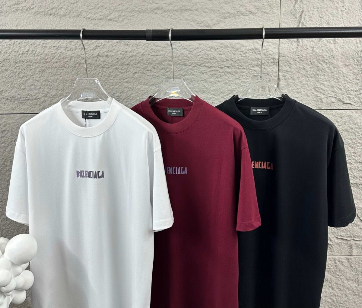 P80 Balenciaga*巴黎*2026 春夏新款短袖t恤 经典 立体厚板硅胶工艺 定制双纱平纹纯棉面料 男女同款 颜色：黑色 白色 安哥拉红色 尺码： S （90-130斤） M （120-150斤） L （140-165斤） XL （160-180斤） XXL （180-210斤）