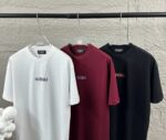 P80 Balenciaga*巴黎*2026 春夏新款短袖t恤 经典 立体厚板硅胶工艺 定制双纱平纹纯棉面料 男女同款 颜色：黑色 白色 安哥拉红色 尺码： S （90-130斤） M （120-150斤） L （140-165斤） XL （160-180斤） XXL （180-210斤）