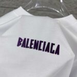 P80 Balenciaga*巴黎*2026 春夏新款短袖t恤 经典 立体厚板硅胶工艺 定制双纱平纹纯棉面料 男女同款 颜色：黑色 白色 安哥拉红色 尺码： S （90-130斤） M （120-150斤） L （140-165斤） XL （160-180斤） XXL （180-210斤）