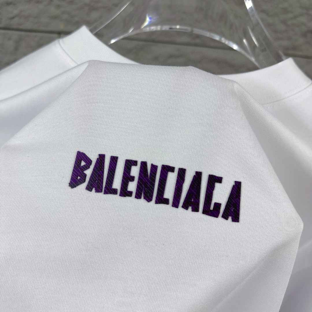 P80 Balenciaga*巴黎*2026 春夏新款短袖t恤 经典 立体厚板硅胶工艺 定制双纱平纹纯棉面料 男女同款 颜色：黑色 白色 安哥拉红色 尺码： S （90-130斤） M （120-150斤） L （140-165斤） XL （160-180斤） XXL （180-210斤）