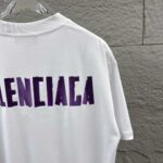 P80 Balenciaga*巴黎*2026 春夏新款短袖t恤 经典 立体厚板硅胶工艺 定制双纱平纹纯棉面料 男女同款 颜色：黑色 白色 安哥拉红色 尺码： S （90-130斤） M （120-150斤） L （140-165斤） XL （160-180斤） XXL （180-210斤）
