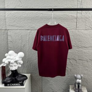 P80 Balenciaga*巴黎*2026 春夏新款短袖t恤 经典 立体厚板硅胶工艺 定制双纱平纹纯棉面料 男女同款 颜色：黑色 白色 安哥拉红色 尺码： S （90-130斤） M （120-150斤） L （140-165斤） XL （160-180斤） XXL （180-210斤）