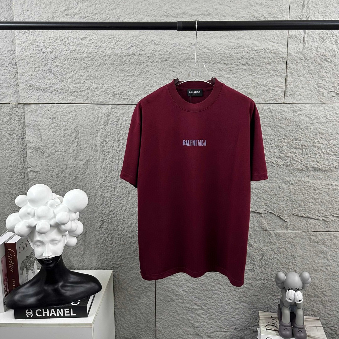 weigou_176042_1_b526d764a6 P80 Balenciaga*巴黎*2026 春夏新款短袖t恤 经典 立体厚板硅胶工艺 定制双纱平纹纯棉面料 男女同款 颜色:黑色 白色 安哥拉红色 尺码: S (90-130斤) M (120-150斤) L (140-165斤) XL (160-180斤) XXL (180-210斤)