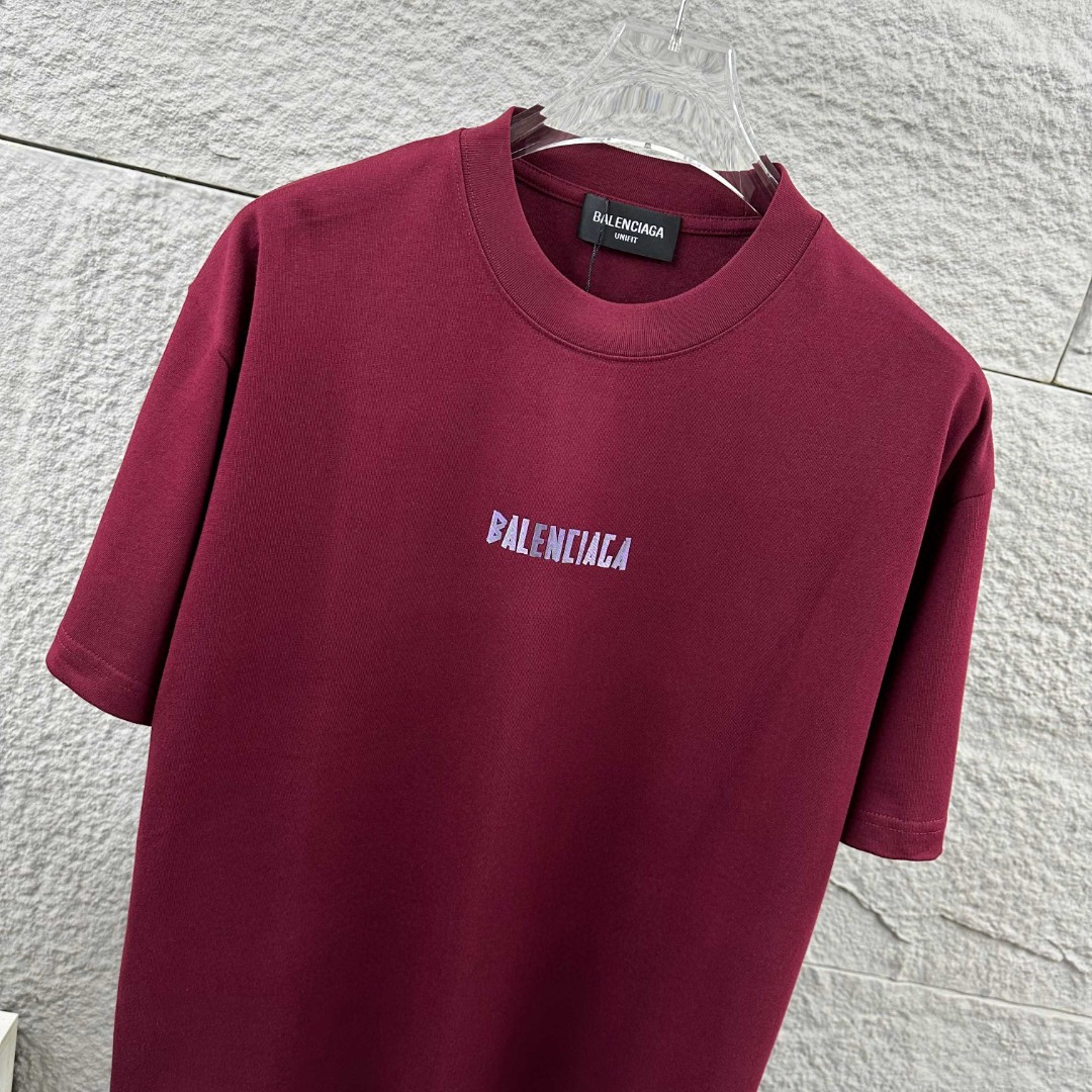 weigou_176042_2_e505b4698e P80 Balenciaga*巴黎*2026 春夏新款短袖t恤 经典 立体厚板硅胶工艺 定制双纱平纹纯棉面料 男女同款 颜色:黑色 白色 安哥拉红色 尺码: S (90-130斤) M (120-150斤) L (140-165斤) XL (160-180斤) XXL (180-210斤)