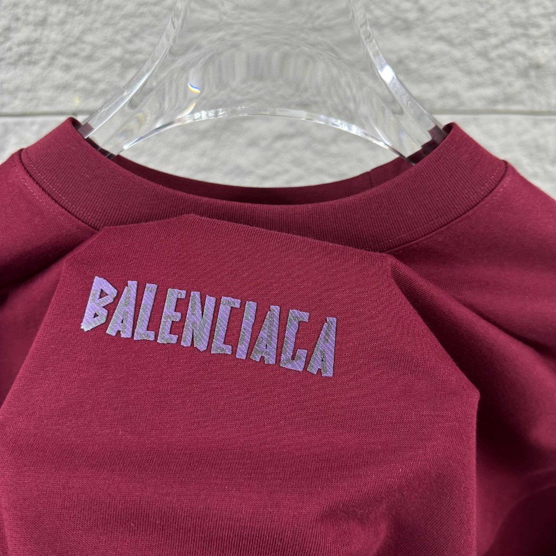 weigou_176042_3_f1fc90d3a3 P80 Balenciaga*巴黎*2026 春夏新款短袖t恤 经典 立体厚板硅胶工艺 定制双纱平纹纯棉面料 男女同款 颜色:黑色 白色 安哥拉红色 尺码: S (90-130斤) M (120-150斤) L (140-165斤) XL (160-180斤) XXL (180-210斤)
