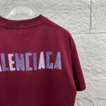 weigou_176042_6_0771b0dc4c P80 Balenciaga*巴黎*2026 春夏新款短袖t恤 经典 立体厚板硅胶工艺 定制双纱平纹纯棉面料 男女同款 颜色:黑色 白色 安哥拉红色 尺码: S (90-130斤) M (120-150斤) L (140-165斤) XL (160-180斤) XXL (180-210斤)