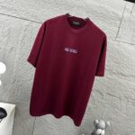 weigou_176042_7_7b99b64d0c P80 Balenciaga*巴黎*2026 春夏新款短袖t恤 经典 立体厚板硅胶工艺 定制双纱平纹纯棉面料 男女同款 颜色:黑色 白色 安哥拉红色 尺码: S (90-130斤) M (120-150斤) L (140-165斤) XL (160-180斤) XXL (180-210斤)