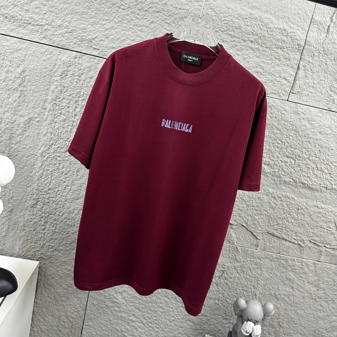 weigou_176042_7_7b99b64d0c P80 Balenciaga*巴黎*2026 春夏新款短袖t恤 经典 立体厚板硅胶工艺 定制双纱平纹纯棉面料 男女同款 颜色:黑色 白色 安哥拉红色 尺码: S (90-130斤) M (120-150斤) L (140-165斤) XL (160-180斤) XXL (180-210斤)