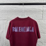 weigou_176042_8_04353a07e7 P80 Balenciaga*巴黎*2026 春夏新款短袖t恤 经典 立体厚板硅胶工艺 定制双纱平纹纯棉面料 男女同款 颜色:黑色 白色 安哥拉红色 尺码: S (90-130斤) M (120-150斤) L (140-165斤) XL (160-180斤) XXL (180-210斤)