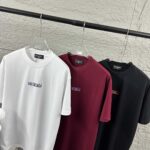 weigou_176042_9_072b0036ee P80 Balenciaga*巴黎*2026 春夏新款短袖t恤 经典 立体厚板硅胶工艺 定制双纱平纹纯棉面料 男女同款 颜色:黑色 白色 安哥拉红色 尺码: S (90-130斤) M (120-150斤) L (140-165斤) XL (160-180斤) XXL (180-210斤)
