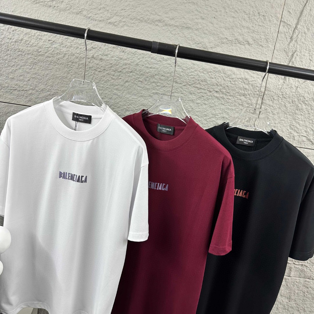 weigou_176042_9_072b0036ee P80 Balenciaga*巴黎*2026 春夏新款短袖t恤 经典 立体厚板硅胶工艺 定制双纱平纹纯棉面料 男女同款 颜色:黑色 白色 安哥拉红色 尺码: S (90-130斤) M (120-150斤) L (140-165斤) XL (160-180斤) XXL (180-210斤)