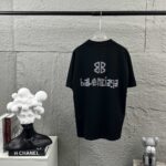 P80 Balenciaga*巴黎*2026 春夏新款短袖t恤 经典 立体烫钻工艺 定制双纱平纹纯棉面料 男女同款 颜色：黑色 白色 安哥拉红色 尺码： S （90-130斤） M （120-150斤） L （140-165斤） XL （160-180斤） XXL （180-210斤）
