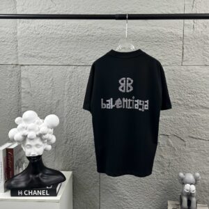 P80 Balenciaga*巴黎*2026 春夏新款短袖t恤 经典 立体烫钻工艺 定制双纱平纹纯棉面料 男女同款 颜色：黑色 白色 安哥拉红色 尺码： S （90-130斤） M （120-150斤） L （140-165斤） XL （160-180斤） XXL （180-210斤）