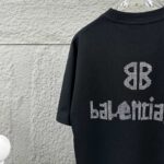 P80 Balenciaga*巴黎*2026 春夏新款短袖t恤 经典 立体烫钻工艺 定制双纱平纹纯棉面料 男女同款 颜色：黑色 白色 安哥拉红色 尺码： S （90-130斤） M （120-150斤） L （140-165斤） XL （160-180斤） XXL （180-210斤）