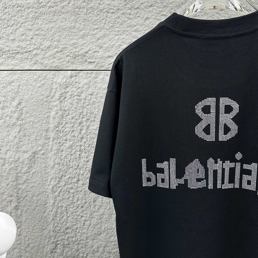 P80 Balenciaga*巴黎*2026 春夏新款短袖t恤 经典 立体烫钻工艺 定制双纱平纹纯棉面料 男女同款 颜色：黑色 白色 安哥拉红色 尺码： S （90-130斤） M （120-150斤） L （140-165斤） XL （160-180斤） XXL （180-210斤）