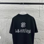 P80 Balenciaga*巴黎*2026 春夏新款短袖t恤 经典 立体烫钻工艺 定制双纱平纹纯棉面料 男女同款 颜色：黑色 白色 安哥拉红色 尺码： S （90-130斤） M （120-150斤） L （140-165斤） XL （160-180斤） XXL （180-210斤）