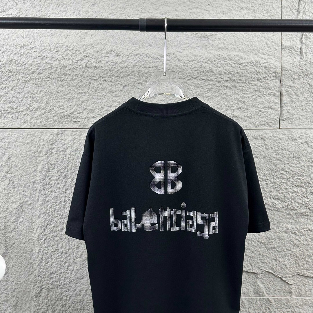 P80 Balenciaga*巴黎*2026 春夏新款短袖t恤 经典 立体烫钻工艺 定制双纱平纹纯棉面料 男女同款 颜色：黑色 白色 安哥拉红色 尺码： S （90-130斤） M （120-150斤） L （140-165斤） XL （160-180斤） XXL （180-210斤）
