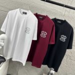 P80 Balenciaga*巴黎*2026 春夏新款短袖t恤 经典 立体烫钻工艺 定制双纱平纹纯棉面料 男女同款 颜色：黑色 白色 安哥拉红色 尺码： S （90-130斤） M （120-150斤） L （140-165斤） XL （160-180斤） XXL （180-210斤）